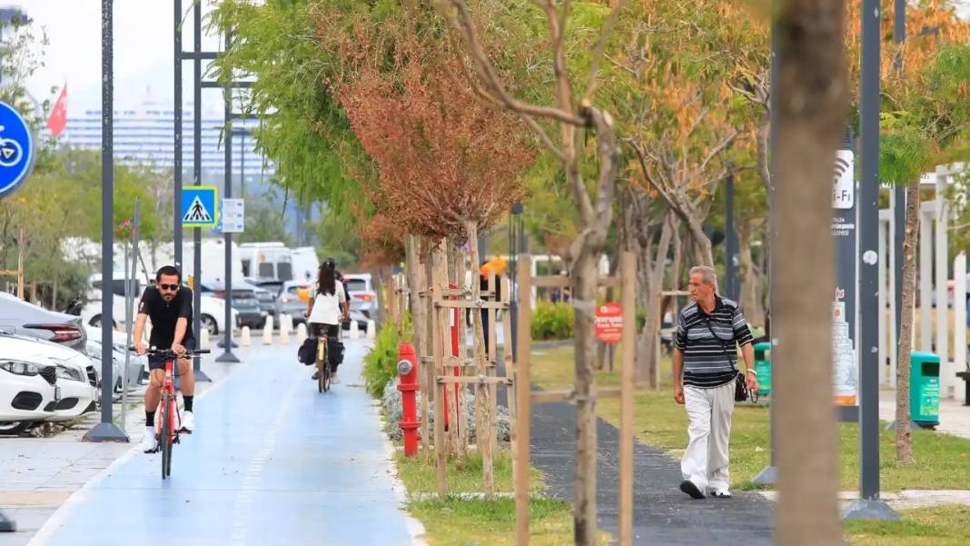 Antalya’da Bahar Havası: Kasım Ayında Denizin Keyfini Çıkardılar 7